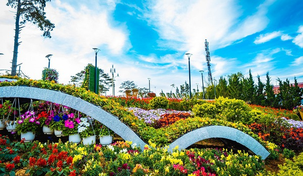 Flower Festival in Dalat attracts a large number of domestic and foreign tourists