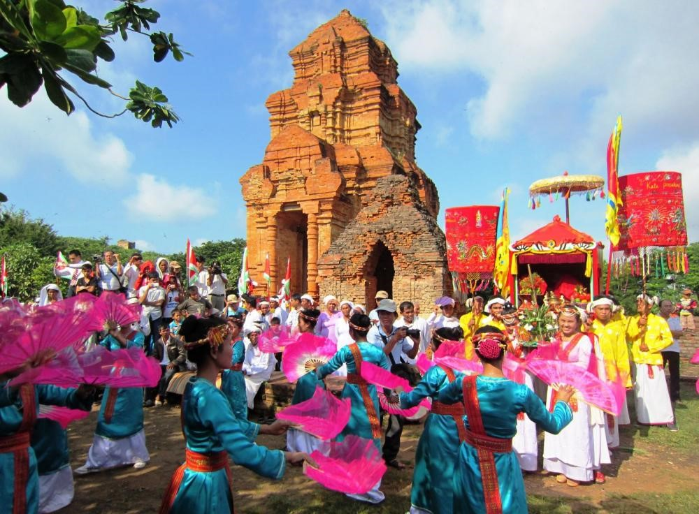 cham-girls-performed-ethnic-dance-performances-during-the-kate-festival-in-binh-thuan