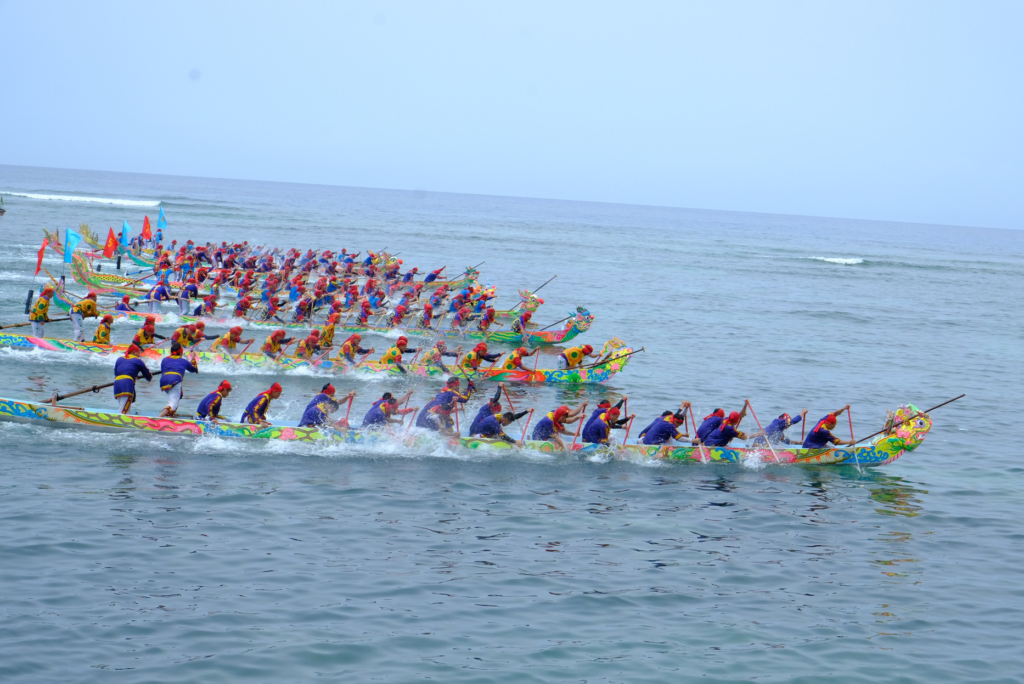 the-atmosphere-of-the-boat-racing-festival-is-extremely-bustling-and-jubilant