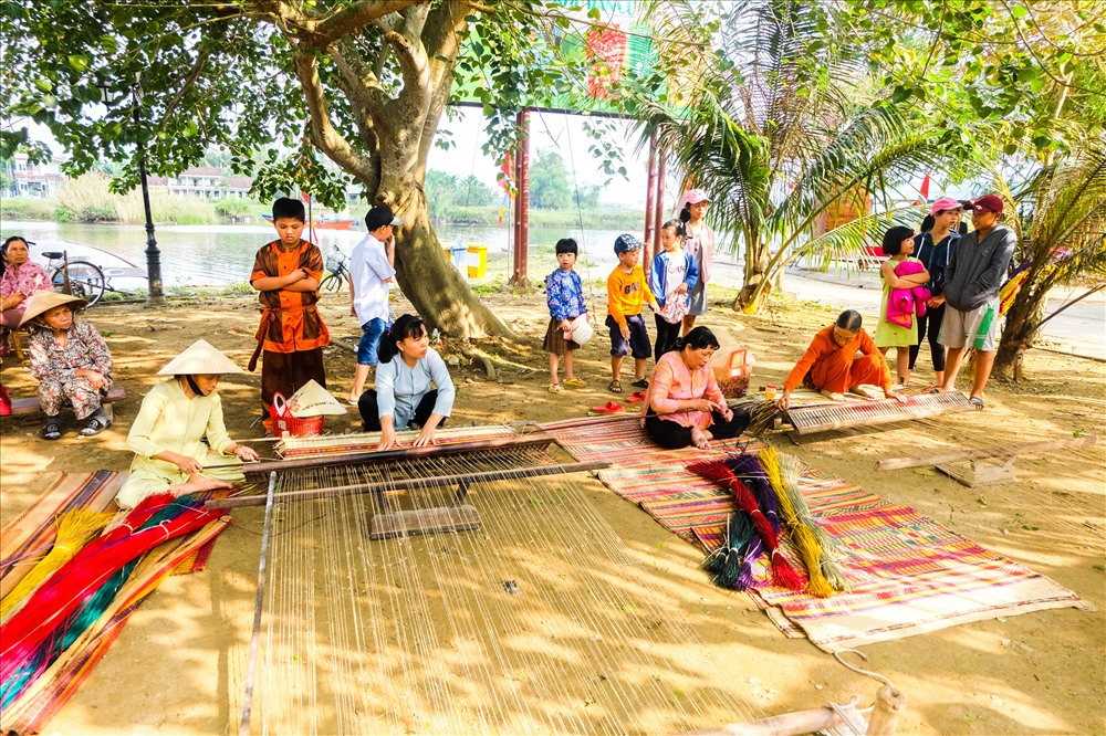 demonstration-of-mat-weaving-craft-within-the-framework-of-kim-bong-carpentry-villages-death-anniversary-ceremony