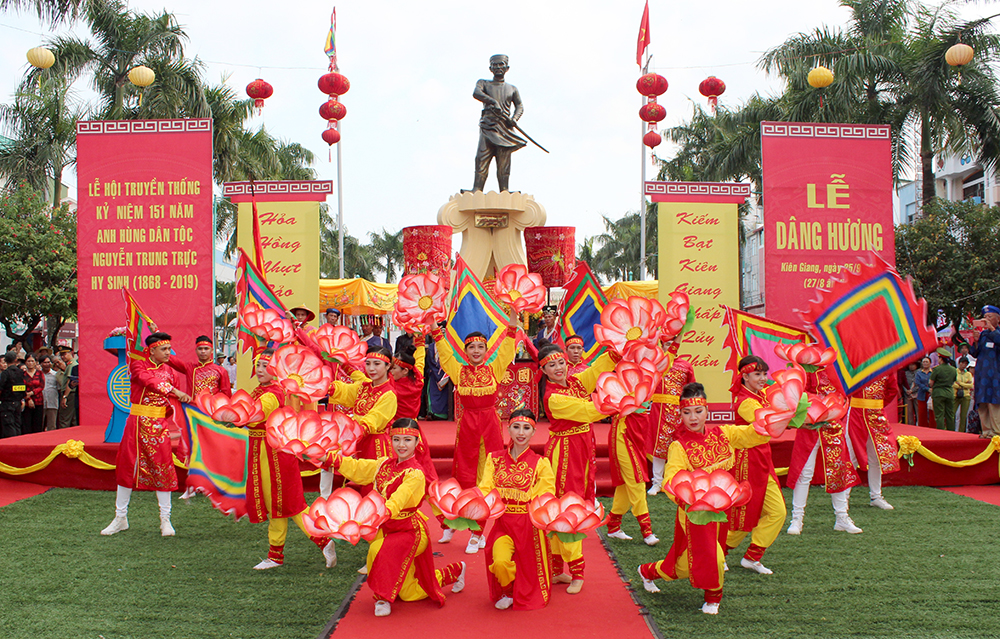 offering-incense-to-commemorate-hero-nguyen-trung-truc-on-the-festival-day