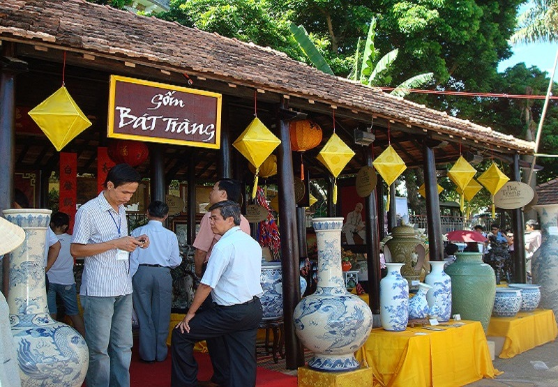 Bat Trang Village Festive attracts tourists with traditional ceramic industry