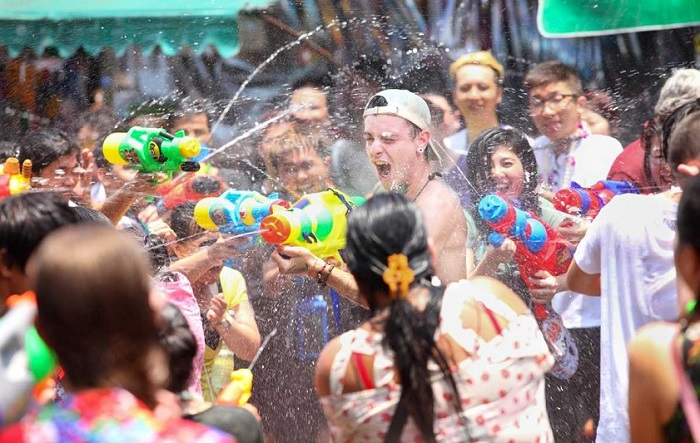 The-water-festival-attracts-many-foreign-tourist