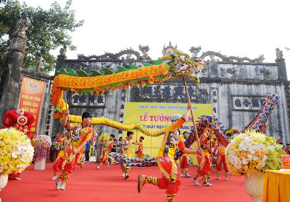 the-lion-and-dragon-dance-in-death-anniversary-of-saint-tran-hung-dao