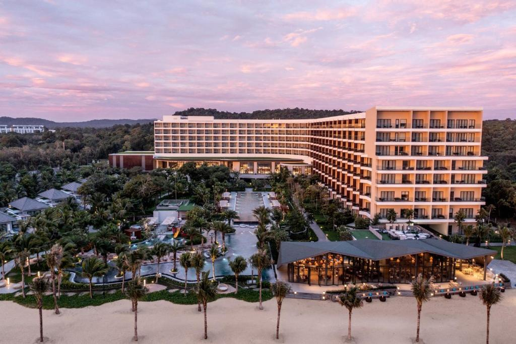 the-crowne-plaza-phu-quoc-promises-to-bring-a-luxurious-resort-experience