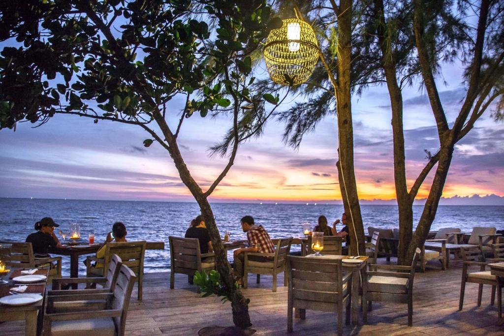 sea-view-cafe-in-the-mango-bay-resort