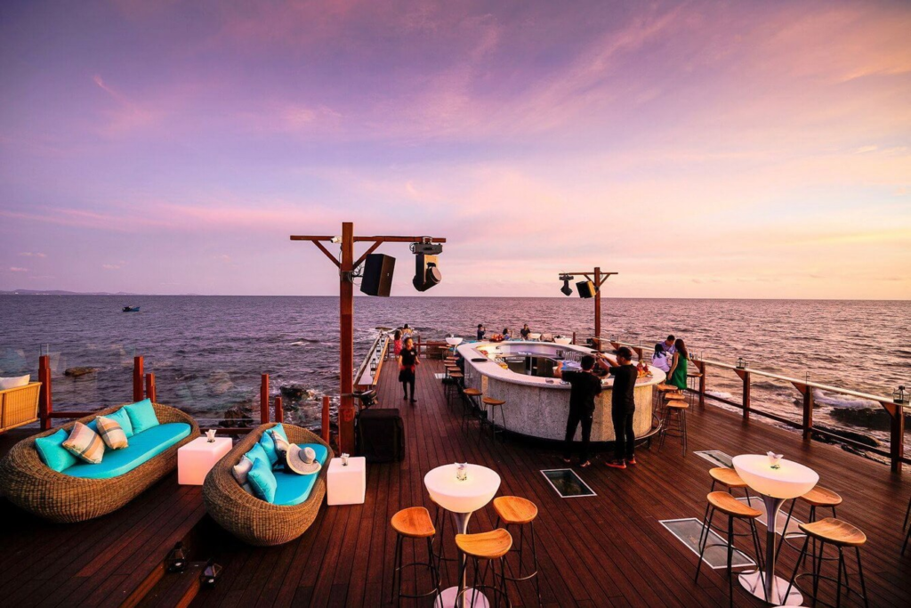 enjoy-the-asian-and-europe-cuisine-at-sunset-sanato-phu-quoc