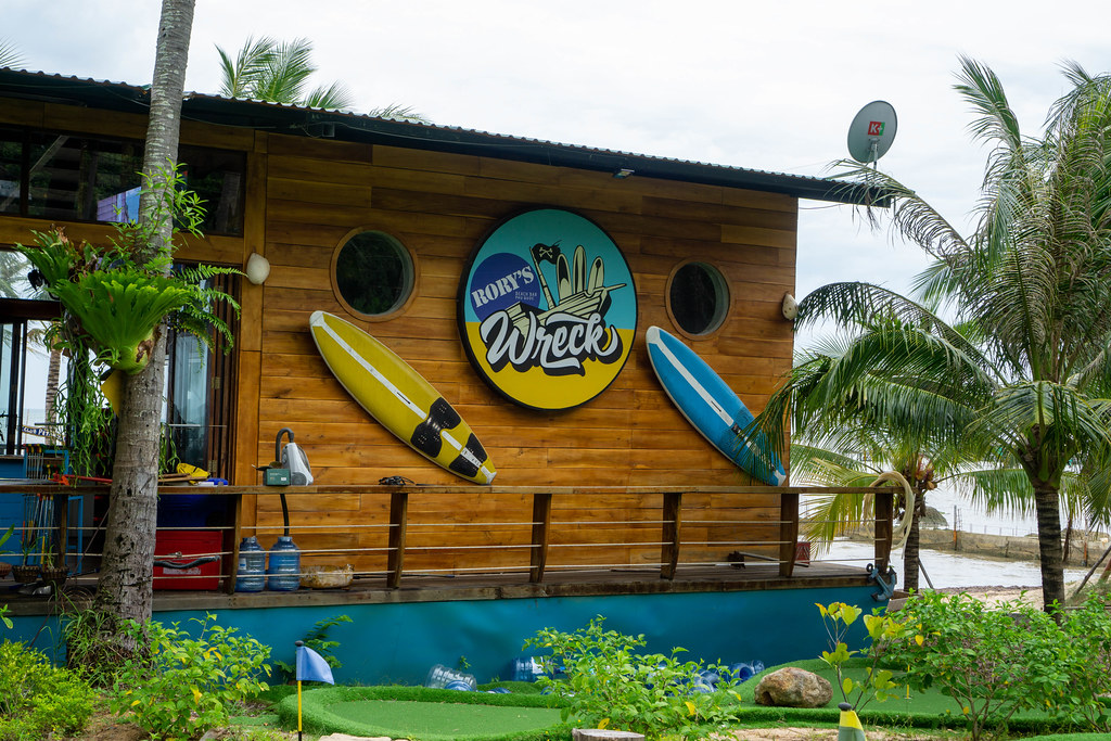 rorys-beach-bar-phu-quoc-is-the-best-choice-for-international-tourists