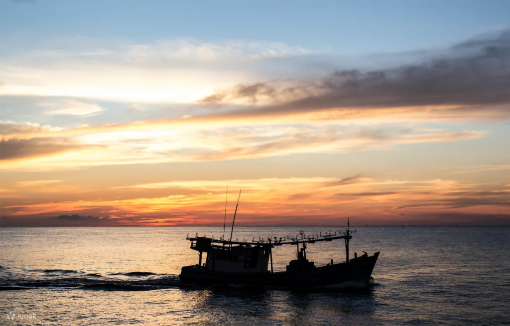 experience-the-lives-of-fishing-villagers-on-sunset-boat-tour