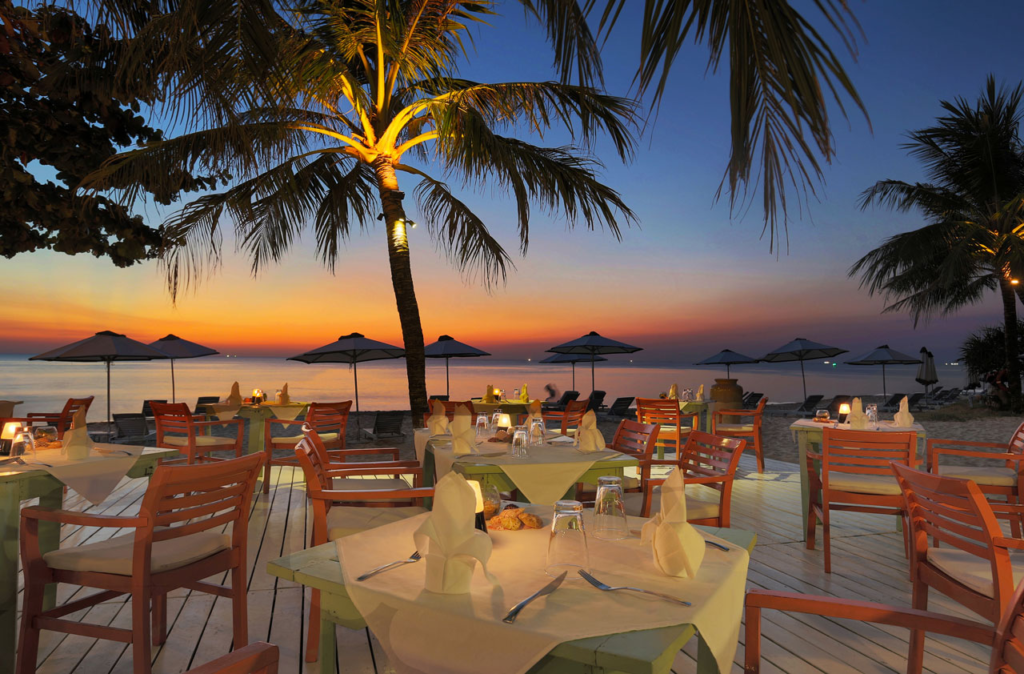 enjoy-a-romantic-dinner-at-la-phu-quoc-restaurant
