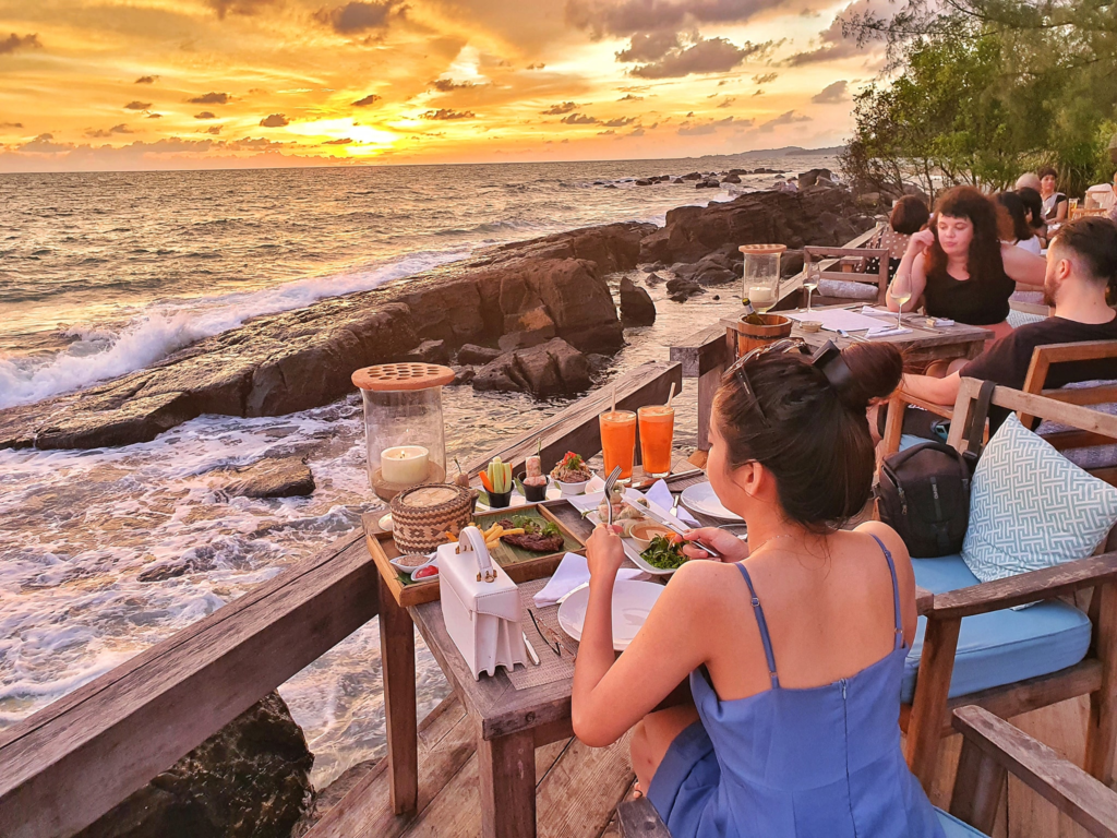 enjoy-delicious-food-and-fresh-seafood-and-admire-the-beautiful-sunset