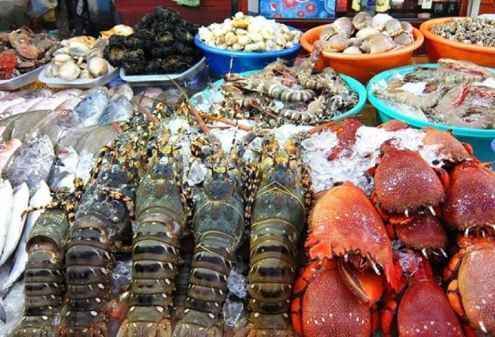 buy-fresh-seafood-right-at-phu-quoc-market