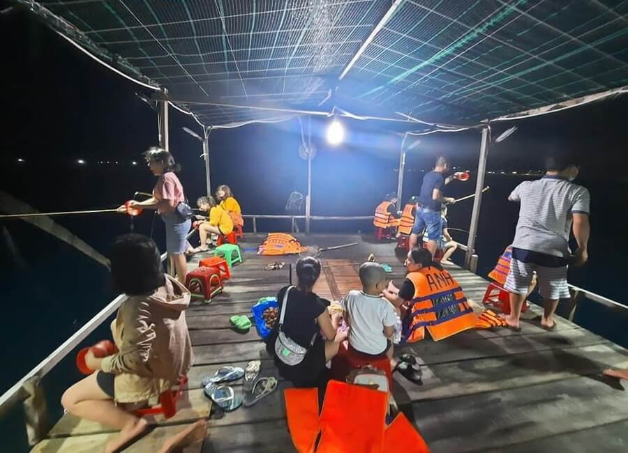 phu-quoc-night-squid-fishing-the-life-of-fishermen 