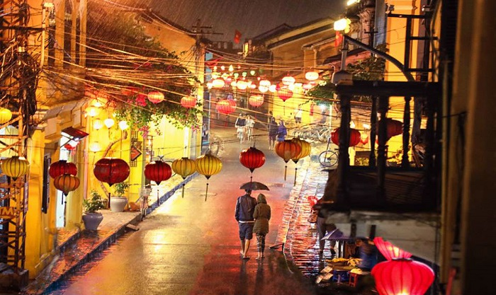 every-scene-of-hoi-an-becomes-simple-close-and-ancient-in-the-rainy-season