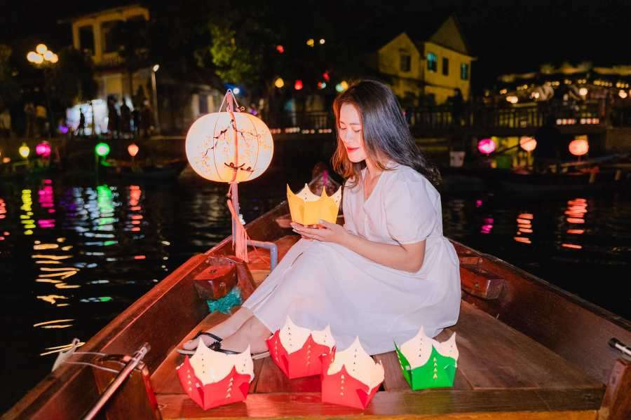 releasing-flower-lanterns-in-hoai-river