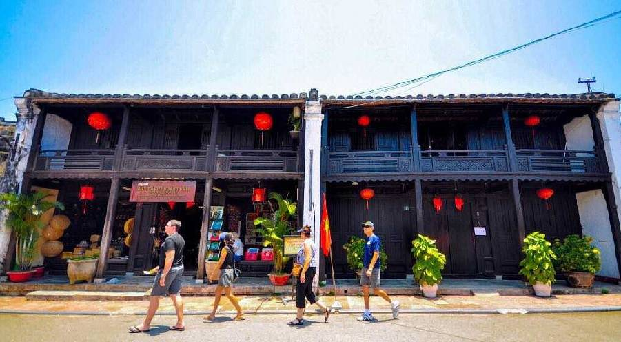 visit-phung-hung-ancient-house