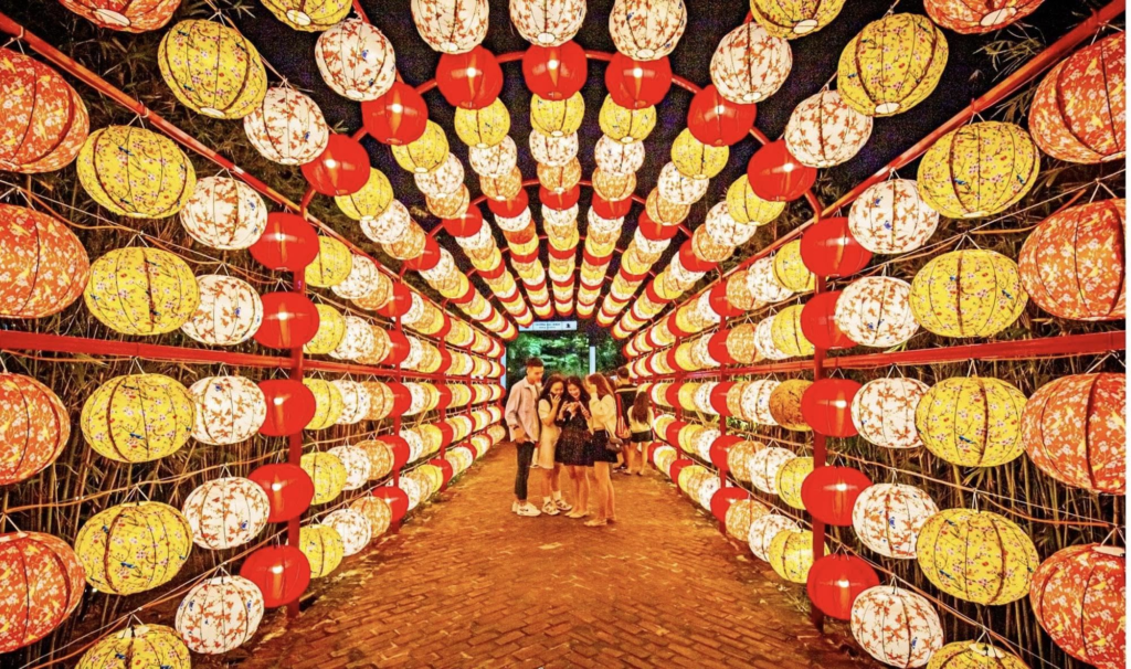 taking-commemorative-photos-with-close-friends-during-the-lantern-festival