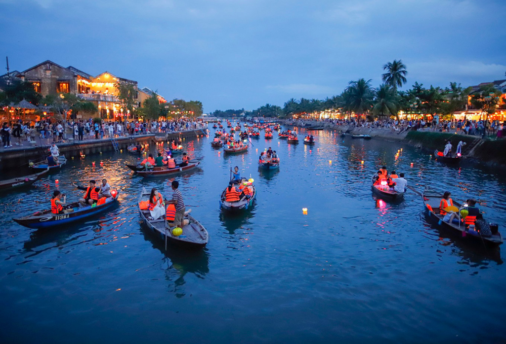 travel-hoi-an-boad-ride-and-drop-flower-lanterns-on-the-river