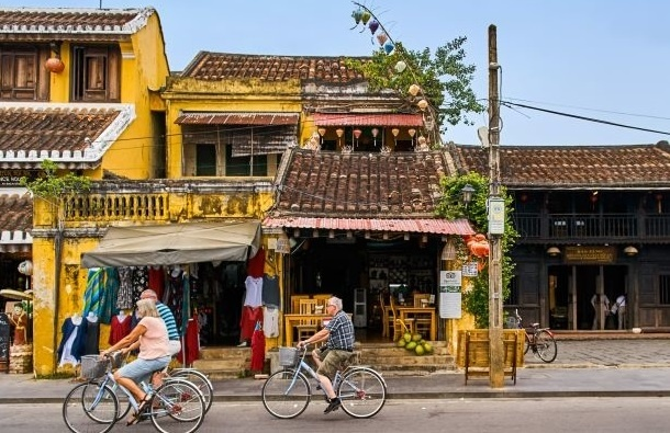 Rent a bicycle to easily move around Hoi An