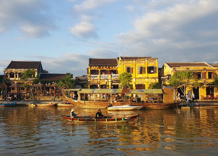 Watch the old town sunset when cruising on Thu Bon river