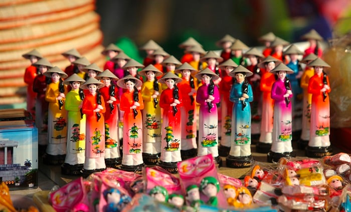 Remember to buy some typical souvenirs in Hoi An