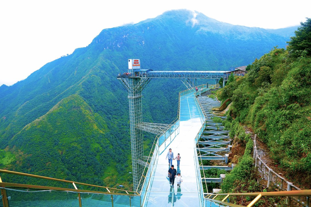 The scene is extremely majestic when viewed from the transparent glass of the Rong May glass bridge
