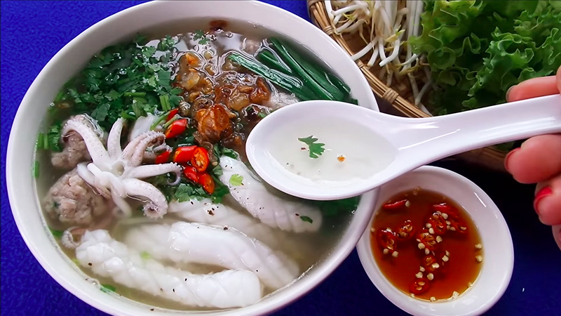 Fresh squid blends into traditional noodle soup, creating a unique flavor. 