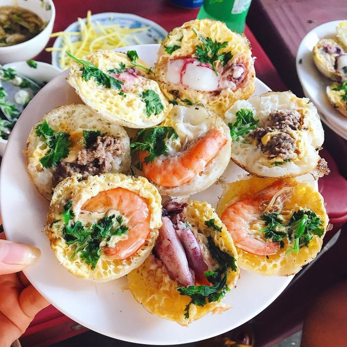 Nha Trang specialty banh can cost from 20,000 VND/plate