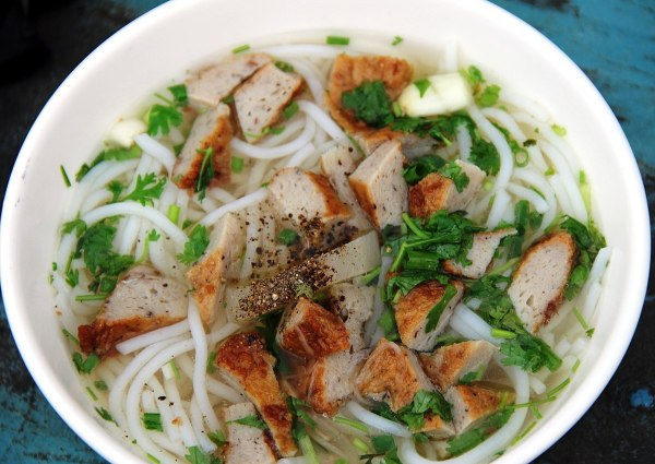 Nha Trang's rustic specialty fish cake noodle soup 