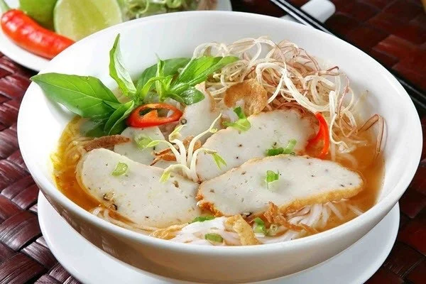 The specialty fish ball noodle soup has a strong flavor of Nha Trang sea 